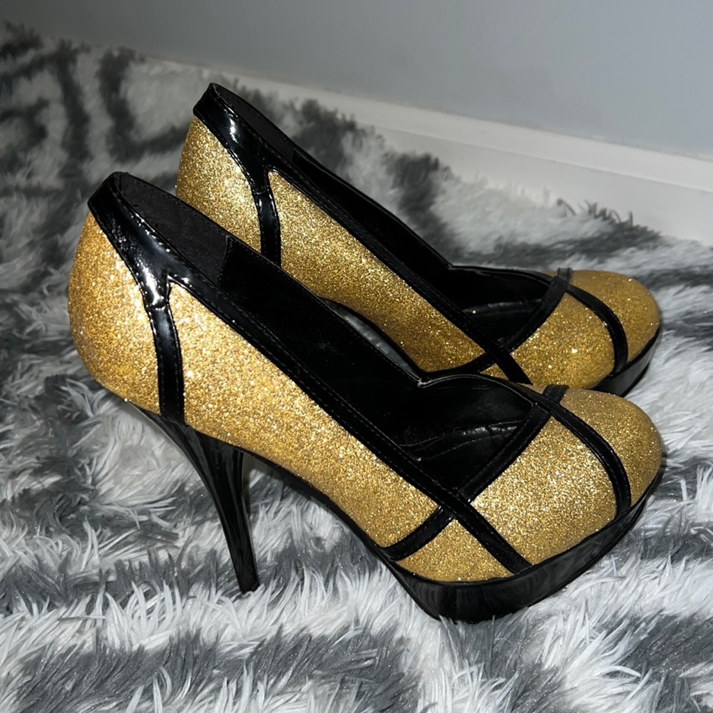 Shoe Dazzle gold and black heeled shoe